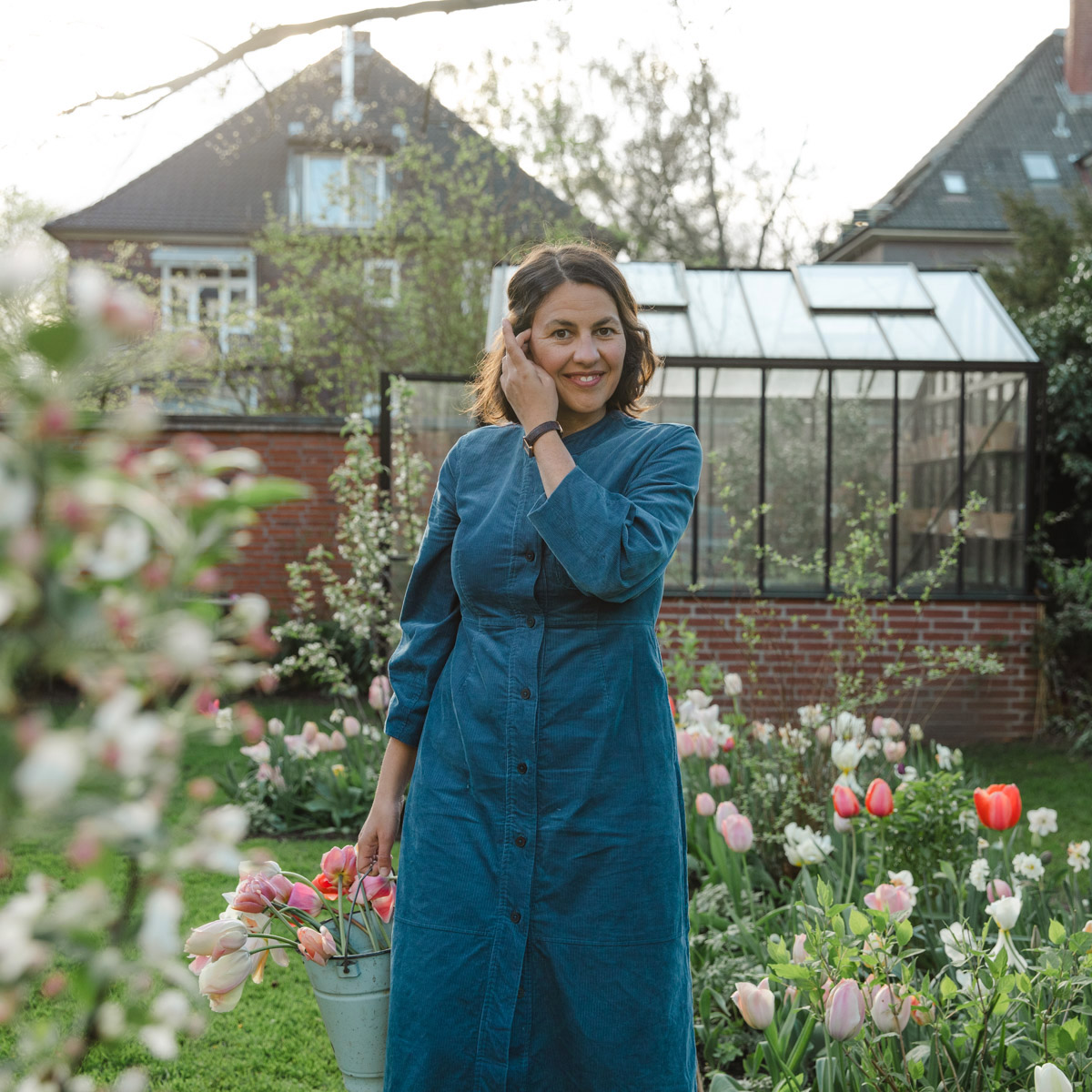 Jora mit Tulpen im Garten